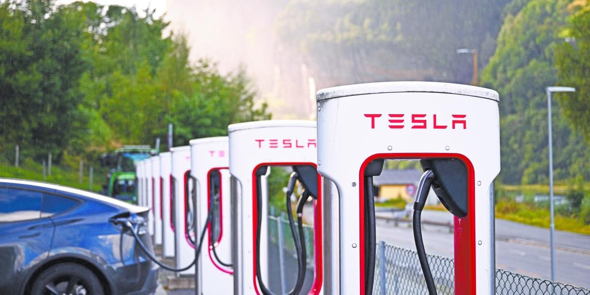Acciones de Tesla caen tras la expectativa de menor entrega de autos
