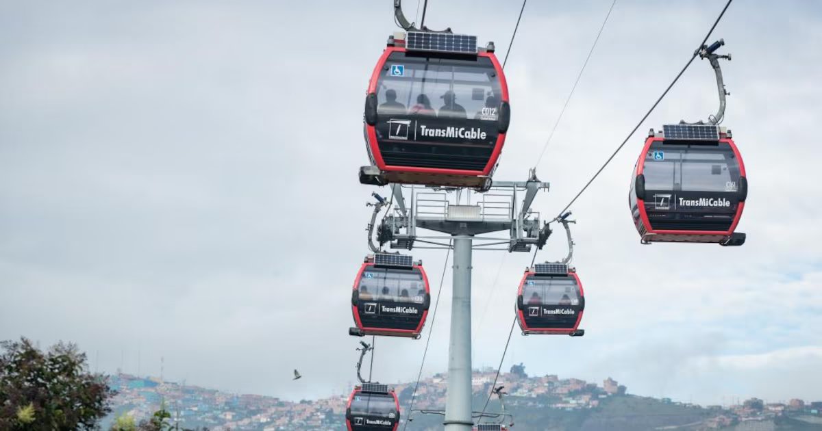 Alerta roja por tormenta eléctrica afecta servicios de TransMilenio y obliga a evacuaciones en sectores críticos de Ciudad Bolívar y Bogotá