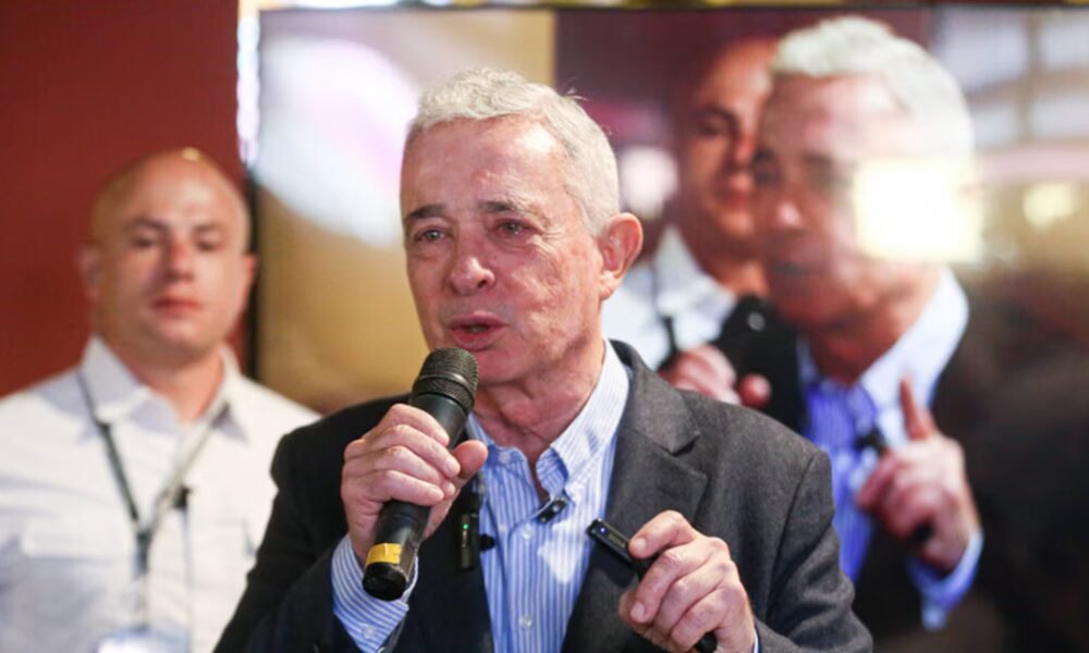 Álvaro Uribe acusó a Gustavo Petro de usar una “narrativa mentirosa” para impulsar a Iván Cepeda