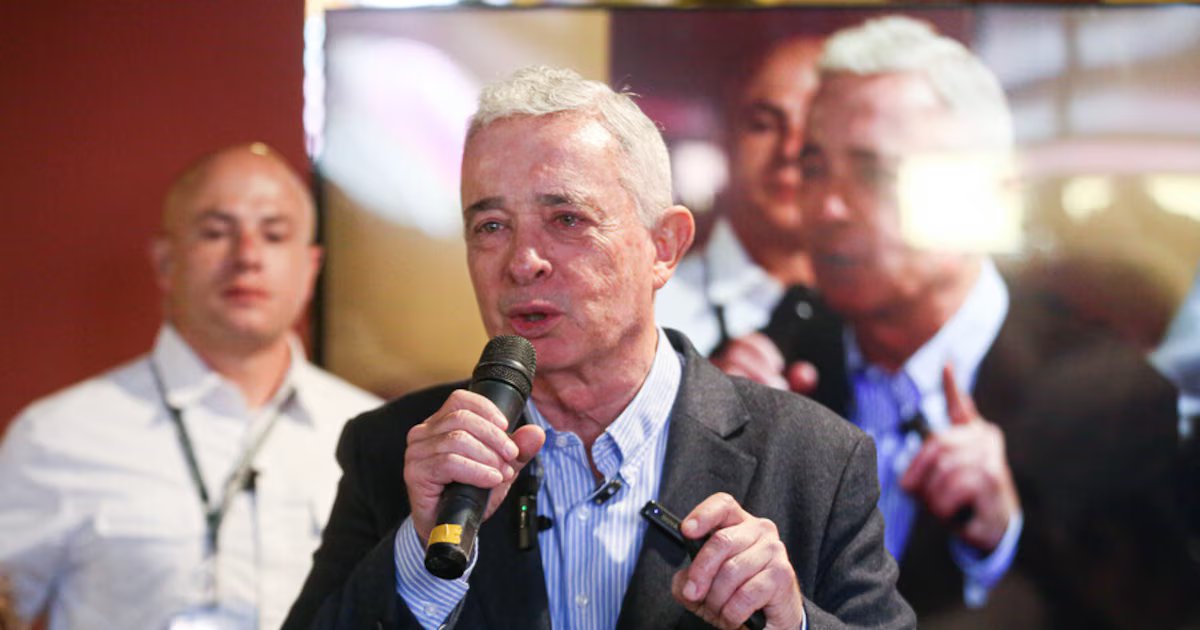 Álvaro Uribe acusó a Gustavo Petro de usar una “narrativa mentirosa” para impulsar a Iván Cepeda