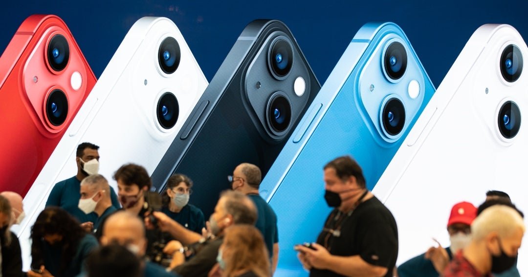 Apple supera expectativas gracias al iPhone, pero alerta por presión en márgenes