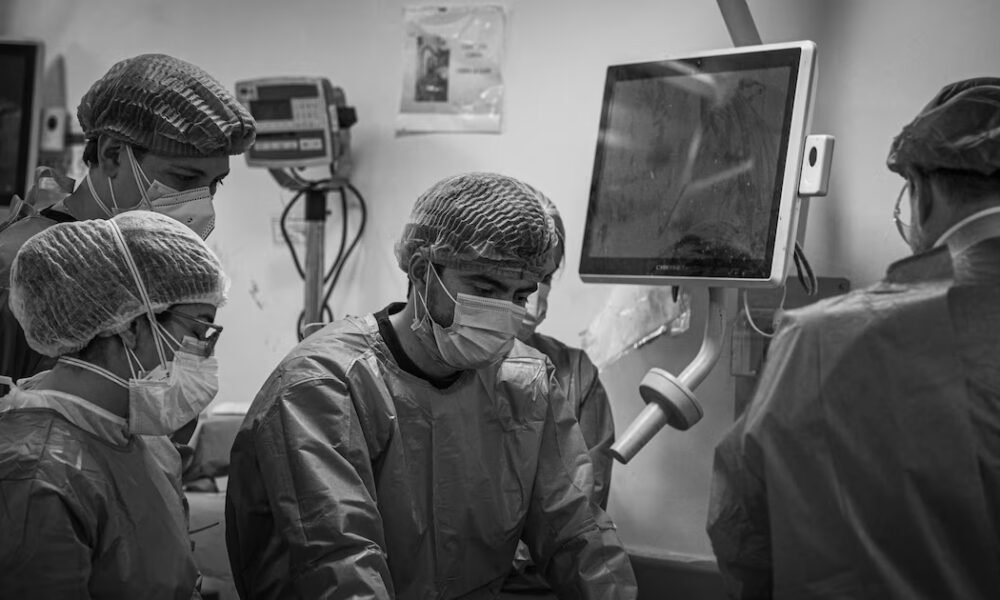 Así funciona el minucioso protocolo de Medicina Legal para detectar presuntos crímenes del Estado: menores muertos en bombardeos, entre los casos investigados
