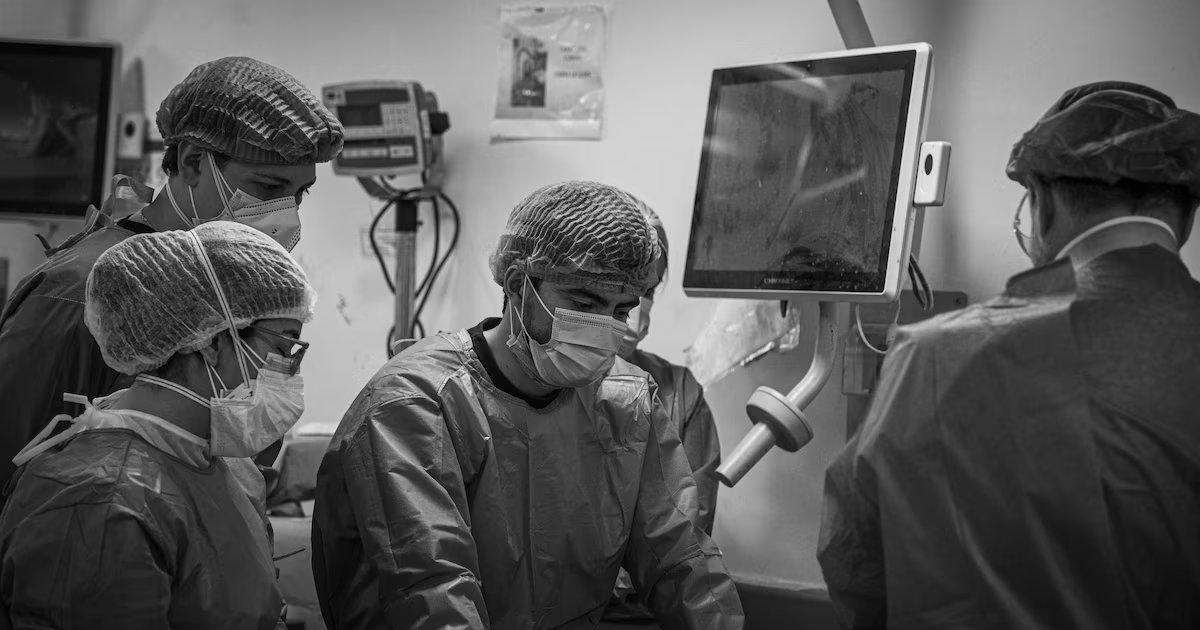 Así funciona el minucioso protocolo de Medicina Legal para detectar presuntos crímenes del Estado: menores muertos en bombardeos, entre los casos investigados