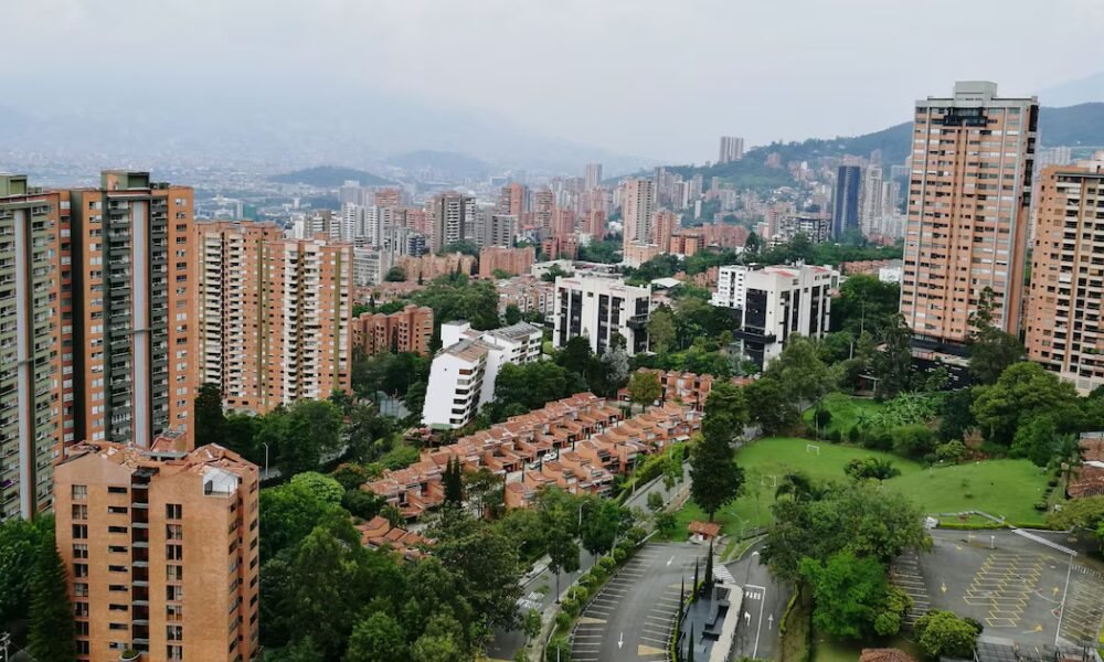 Aumento del salario mínimo en 2026 impactará la cuota de administración en propiedad horizontal: experto explica cómo evitarlo