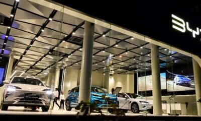 BYD bate récord de ventas en 2025 y amenaza al reinado de Tesla