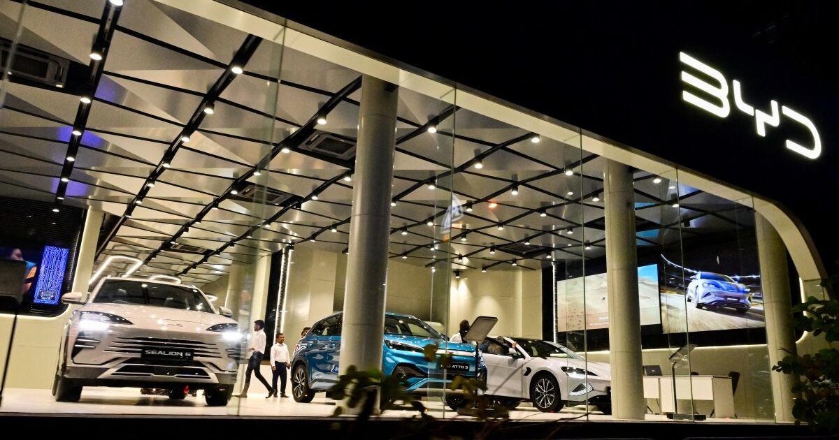 BYD bate récord de ventas en 2025 y amenaza al reinado de Tesla