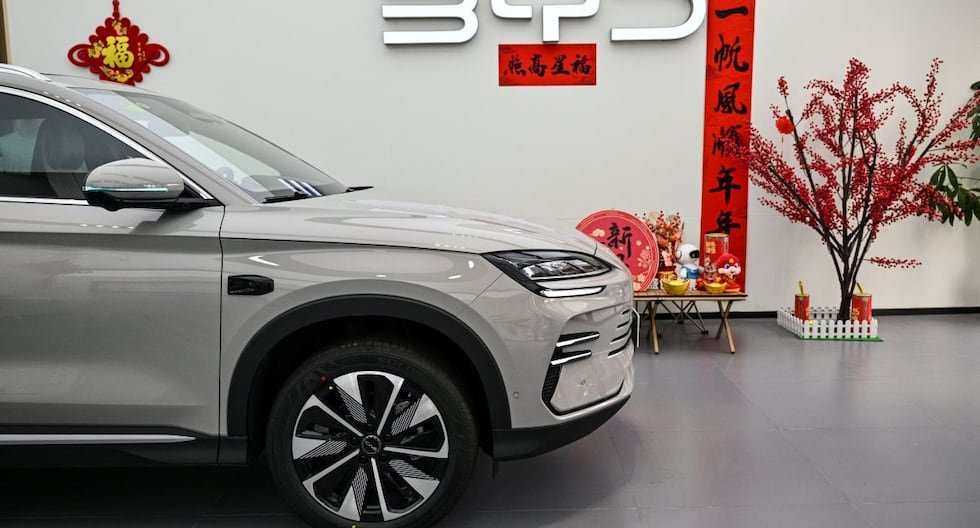 BYD rompe récord de ventas de autos eléctricos y se acerca a superar a Tesla - Gestión