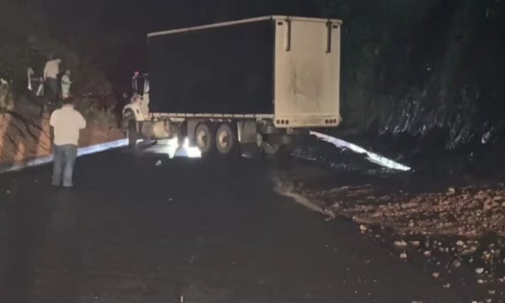 Bloqueo en la vía Pereira–Chocó: autoridades investigan instalación de supuesto paquete bomba