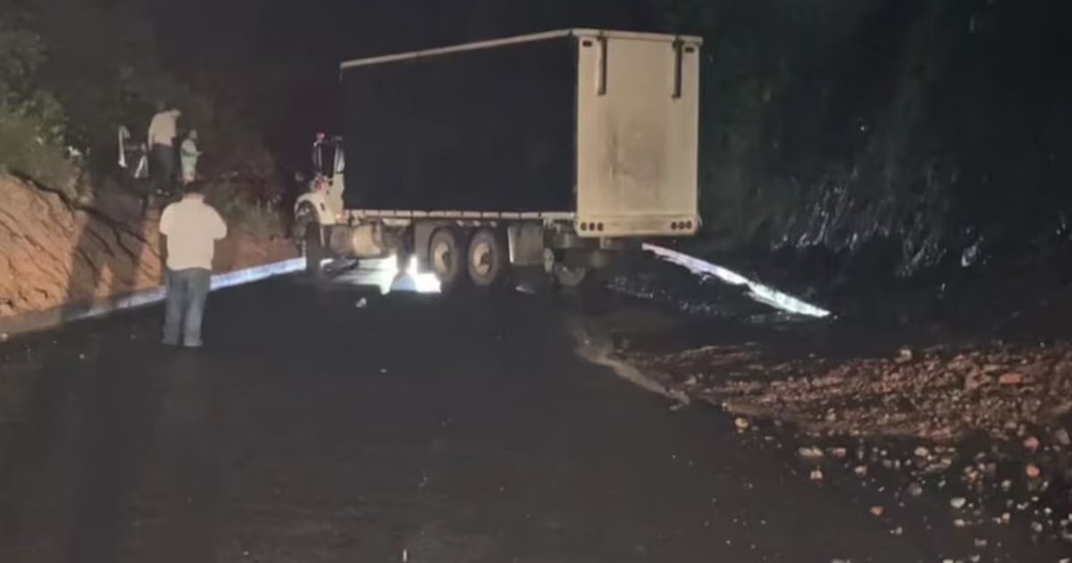 Bloqueo en la vía Pereira–Chocó: autoridades investigan instalación de supuesto paquete bomba
