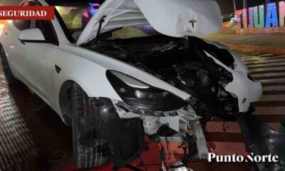 Choca su Tesla en el faro de Playas y huye