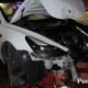 Choca su Tesla en el faro de Playas y huye