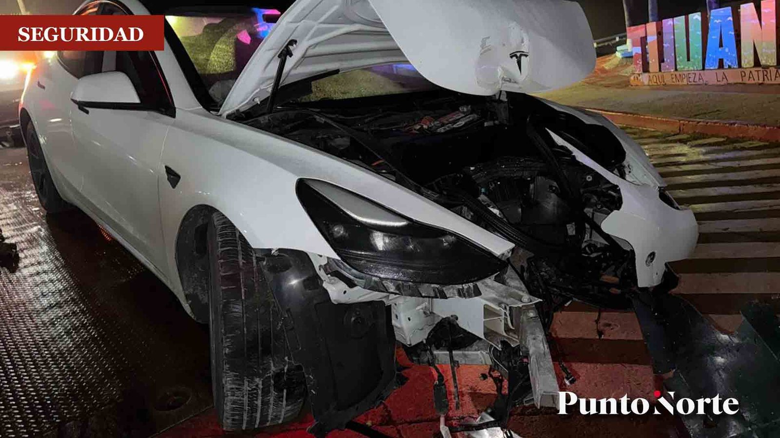 Choca su Tesla en el faro de Playas y huye