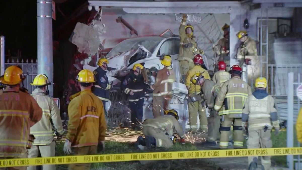 Choque de Tesla contra casa en Pacoima – Telemundo 52