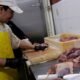 Comprar carne o leche saldría más caro con el aumento del salario mínimo de 2026: “El IPC se va a ir comiendo esa proporción”