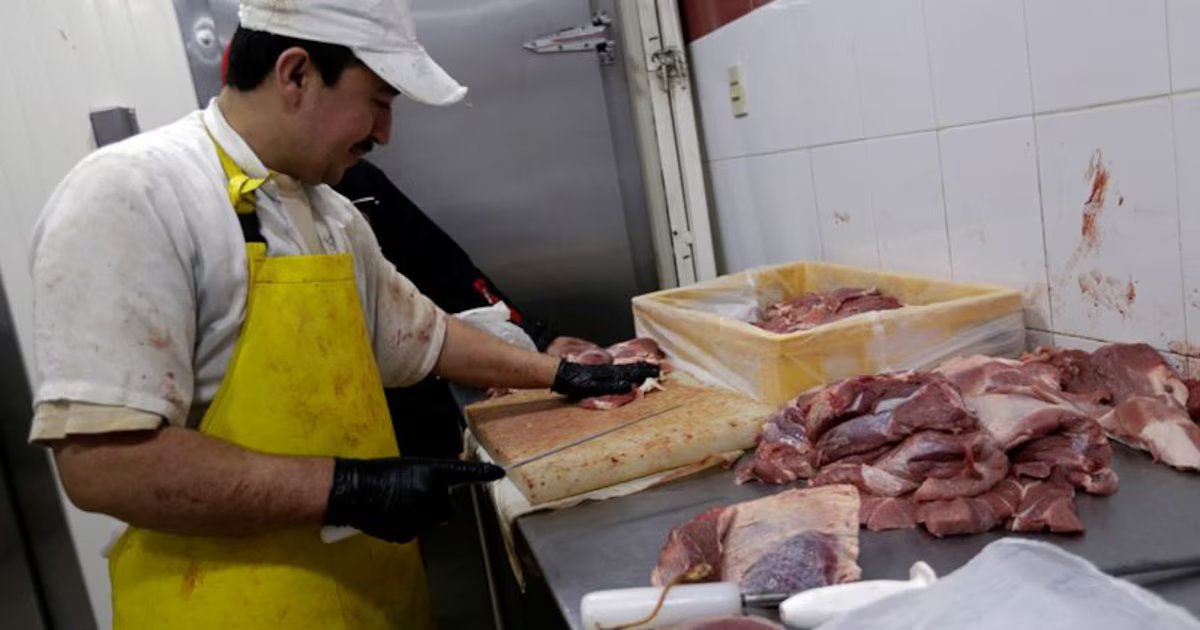 Comprar carne o leche saldría más caro con el aumento del salario mínimo de 2026: “El IPC se va a ir comiendo esa proporción”