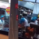 Con llanto y frente a clientes, empleado de Frisby que se quejó de maltrato de laboral y “humillaciones”: quedó en video