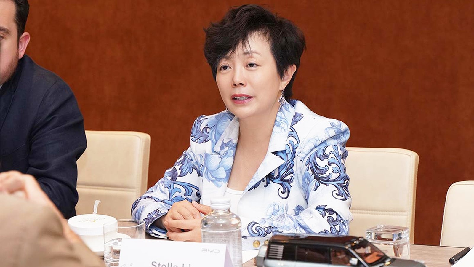 Curiosamente, la vicepresidenta de BYD, Stella Li, identificó al enemigo global y es el mismo que para Tesla y Elon Musk.