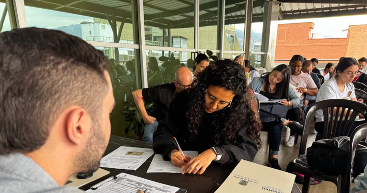 Decreto sobre vivienda social tras alza del salario mínimo abre debate por precios VIS y topes atados a salarios mínimos