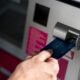 Descuidos en cajeros automáticos que facilitan fraudes: así operan delincuentes para acceder a cuentas bancarias en Colombia