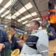 Dos ciudadanos chinos probaron las frutas colombianas por primera vez y su reacción se viralizó: “Me encanta”