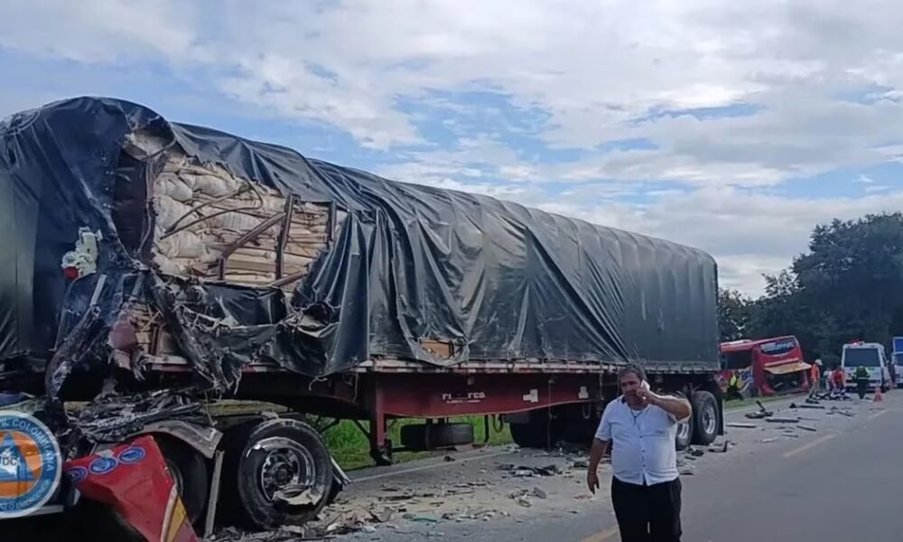 Dos mujeres murieron y 15 personas resultaron heridas en un accidente entre bus y tractomula en el norte del Tolima