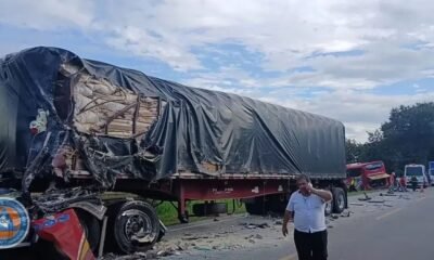 Dos mujeres murieron y 15 personas resultaron heridas en un accidente entre bus y tractomula en el norte del Tolima