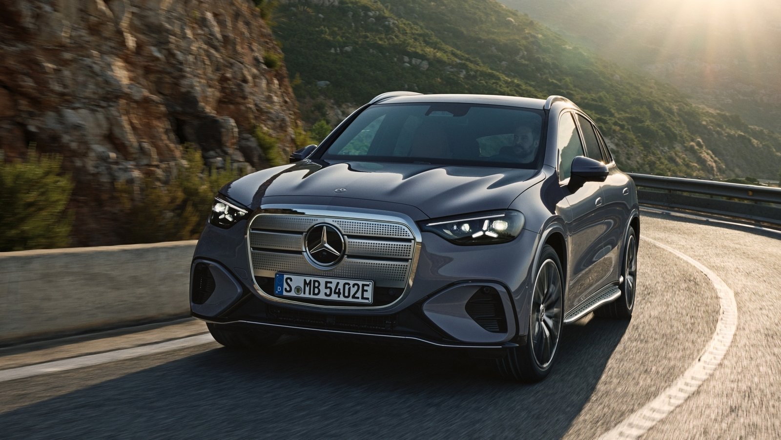 El rival del Model Y de Mercedes tiene más de 700 km de autonomía y un interior con pantallas mucho más grandes.