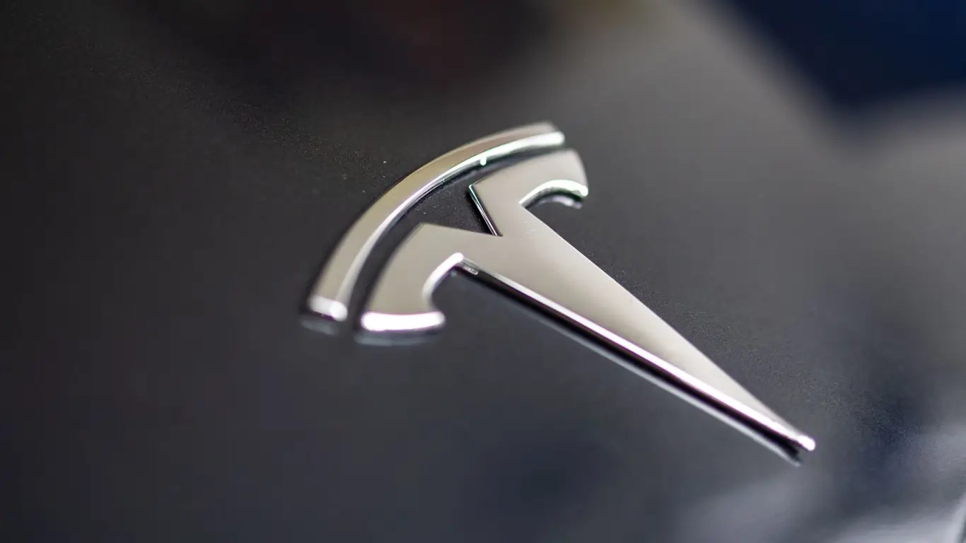 Elon Musk anuncia que el chip Tesla AI5 está casi terminado
