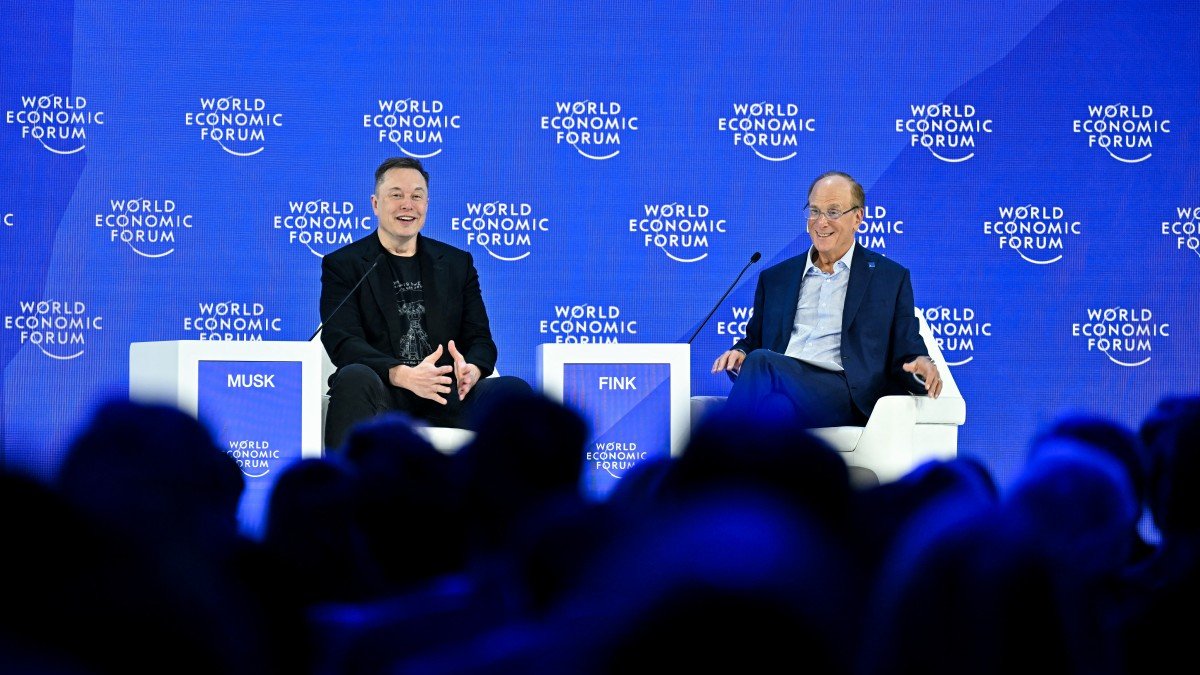 Elon Musk asegura que la IA superará la inteligencia humana y cambiará la vida con robots: 'En cinco años'