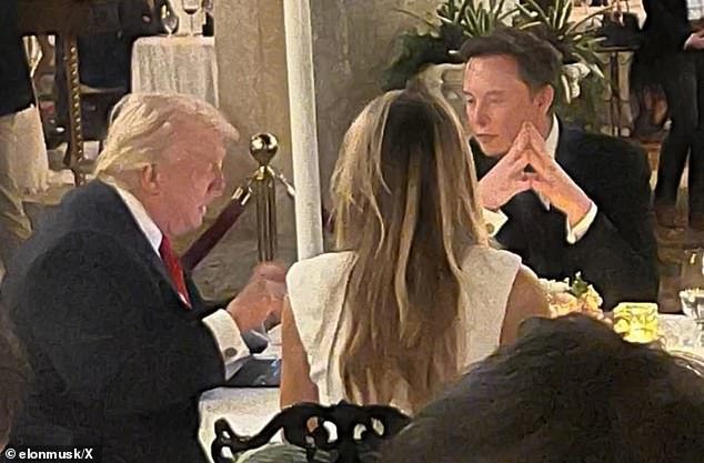 A pesar de su relación intermitente, Musk fue visto cenando con Trump y Melania en Mar a Lago el sábado por la noche.