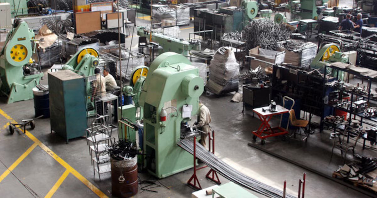 Empresas deberán ajustar contratos y reglamentos internos por jornada de 42 horas semanales y nuevos recargos laborales en 2026