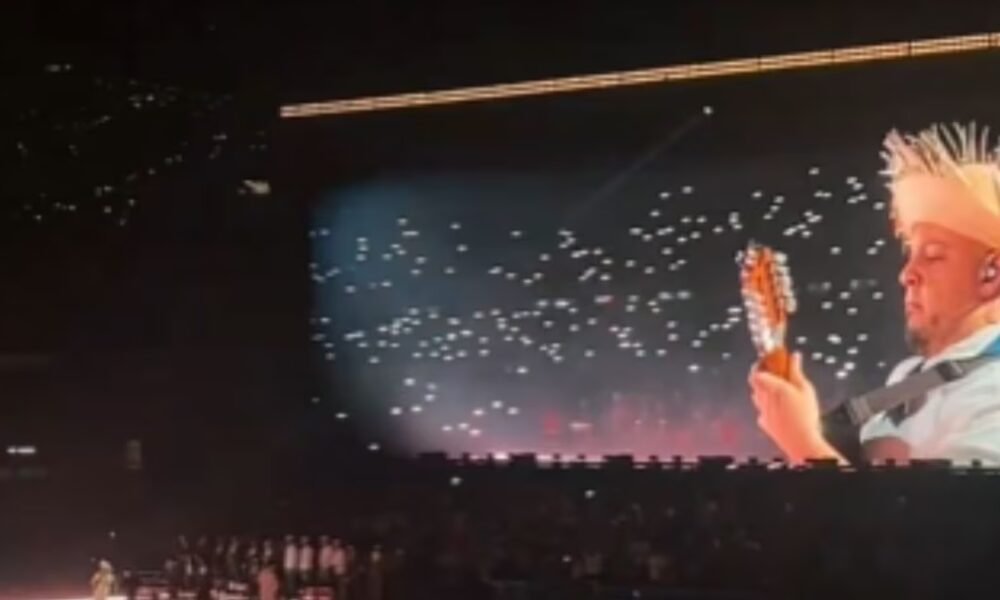 En video: Bad Bunny rinde homenaje a Yeison Jiménez durante su segundo concierto en Medellín