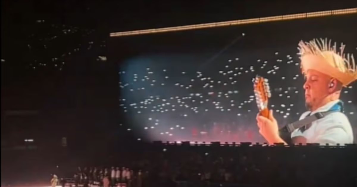 En video: Bad Bunny rinde homenaje a Yeison Jiménez durante su segundo concierto en Medellín