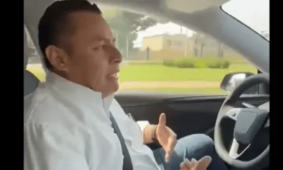 Erubiel Alonso tras "probar" un auto Tesla en calles de Villahermosa