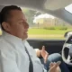 Erubiel Alonso tras "probar" un auto Tesla en calles de Villahermosa