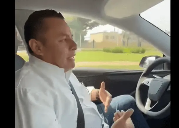Erubiel Alonso tras "probar" un auto Tesla en calles de Villahermosa