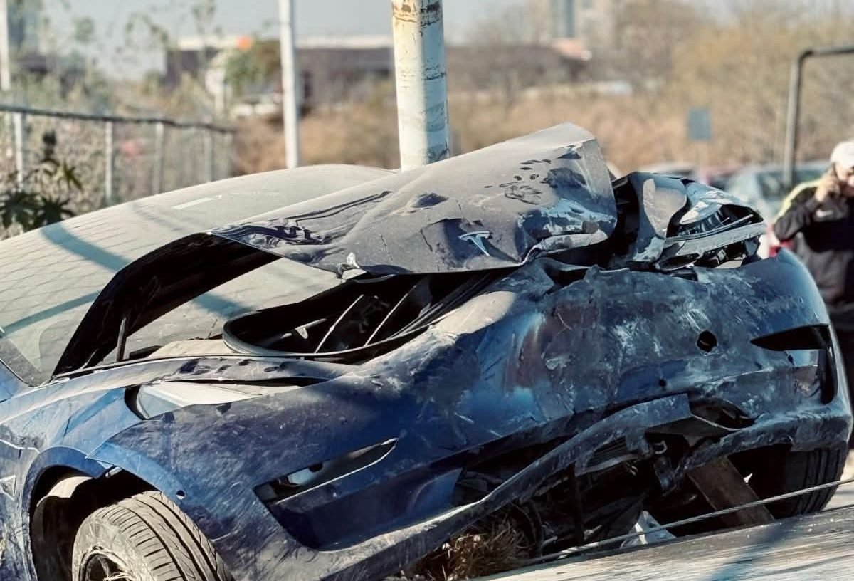 Estudiante de la Anáhuac destrozó su Tesla tras fuerte accidente