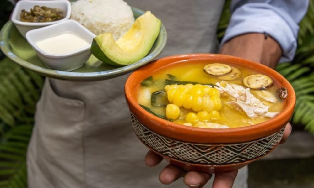 Extranjero se atrevió a probar su primer ajiaco en popular plaza de mercado de Bogotá: ¿le gustó?