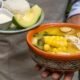 Extranjero se atrevió a probar su primer ajiaco en popular plaza de mercado de Bogotá: ¿le gustó?