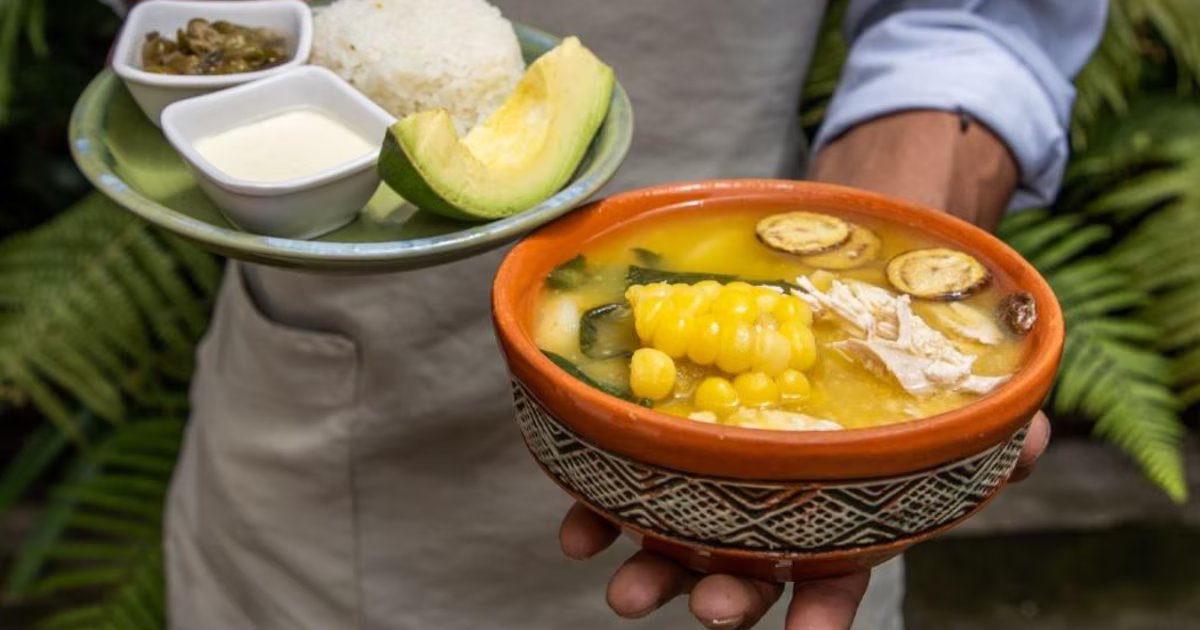 Extranjero se atrevió a probar su primer ajiaco en popular plaza de mercado de Bogotá: ¿le gustó?