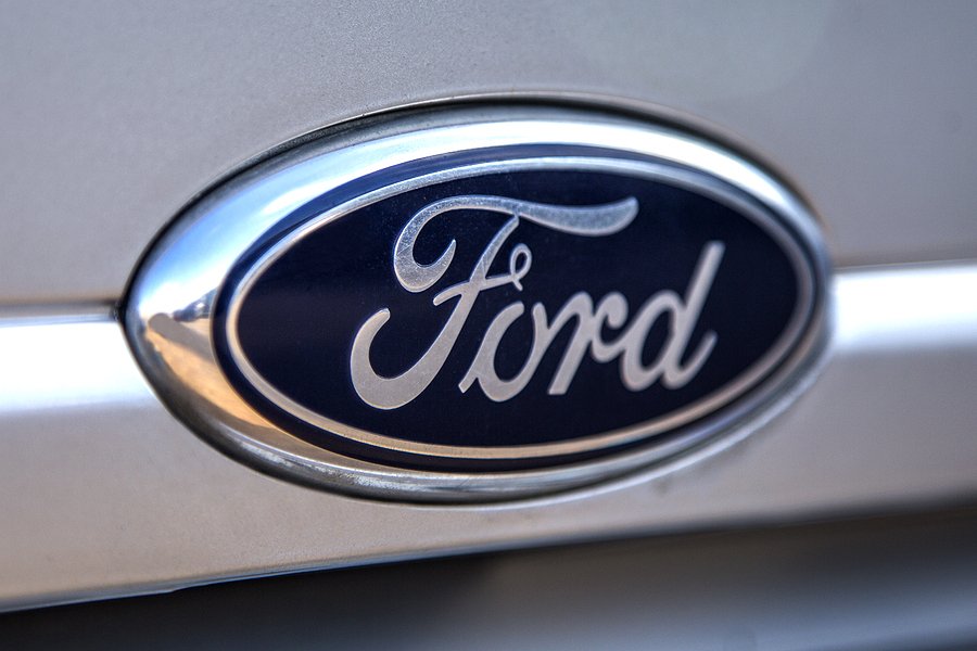 Ford reta a Tesla y se une a la carrera de autos autónomos