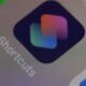 Gracias a la aplicación Atajos puedes cambiar el fondo de pantalla de tu iPhone a través de Siri
