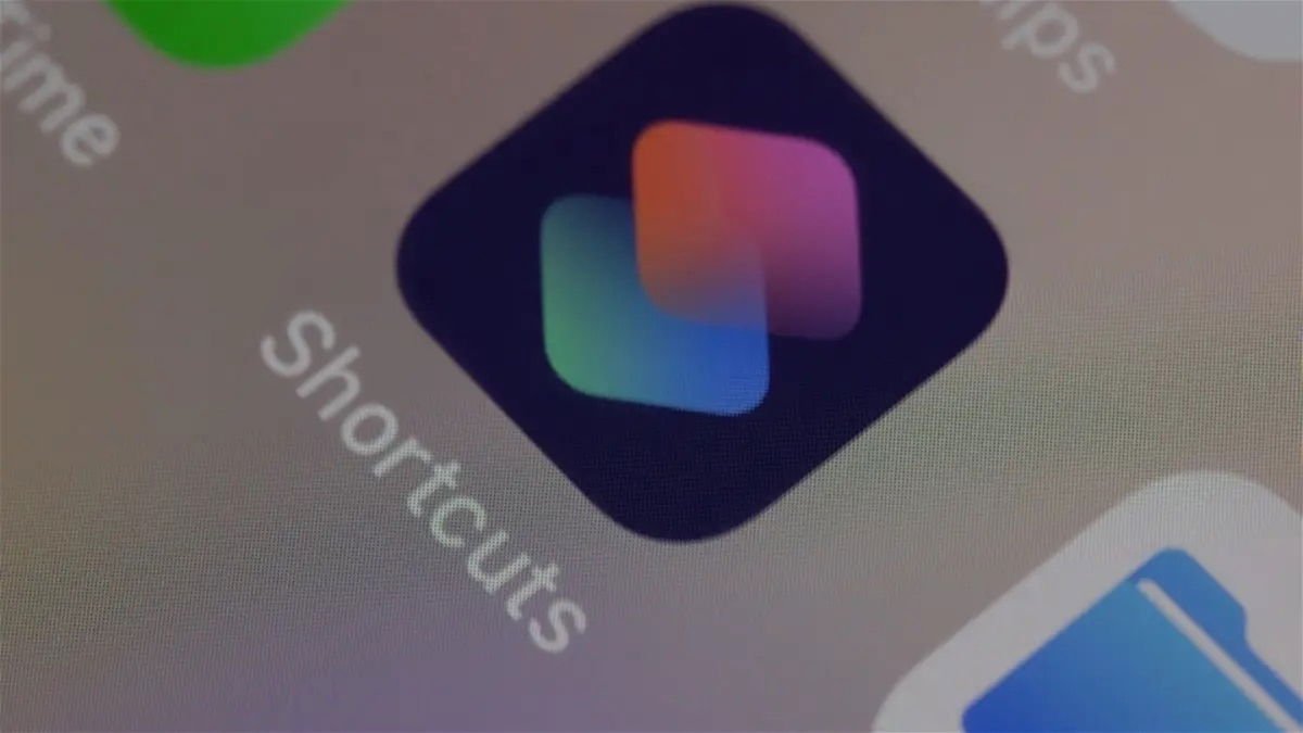 Gracias a la aplicación Atajos puedes cambiar el fondo de pantalla de tu iPhone a través de Siri