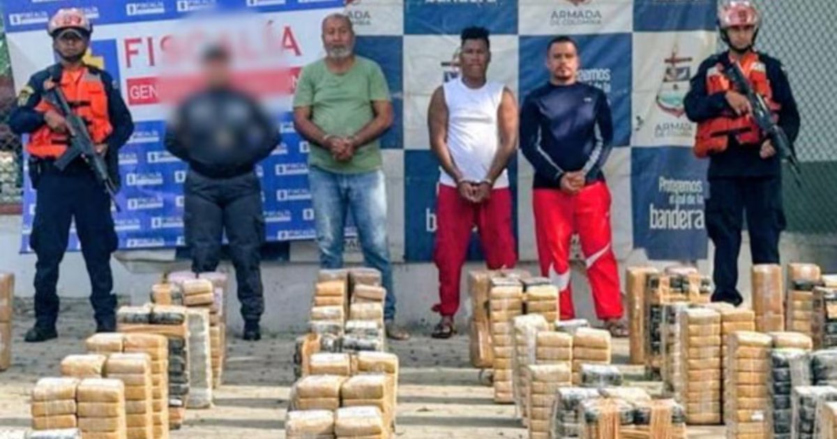 Interceptan embarcación con más de dos toneladas de cocaína en Tumaco: la droga estaba impregnada de café