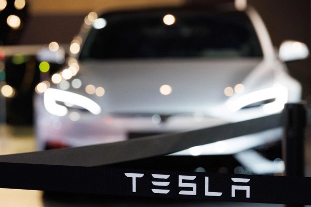Investigan en EU vehículos autónomos de Tesla por cometer infracciones de tránsito