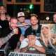 Karol G, Ryan Castro y Arcángel sorprendieron con miniconcierto a los residentes de un barrio en Medellín
