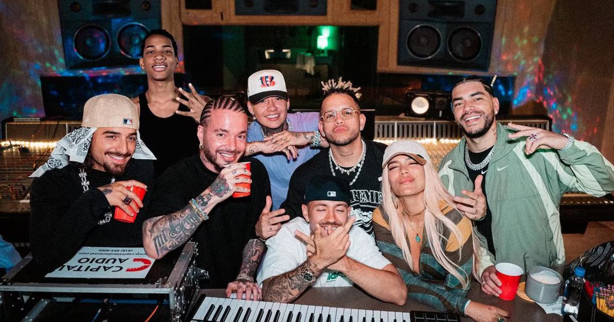 Karol G, Ryan Castro y Arcángel sorprendieron con miniconcierto a los residentes de un barrio en Medellín