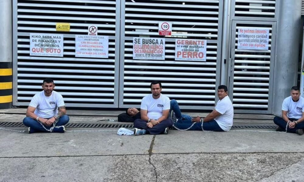 La Electrificadora de Santander enfrenta protestas laborales por desacuerdos salariales: trabajadores se encadenaron
