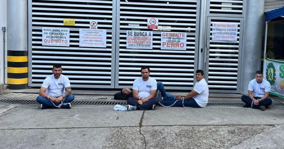 La Electrificadora de Santander enfrenta protestas laborales por desacuerdos salariales: trabajadores se encadenaron