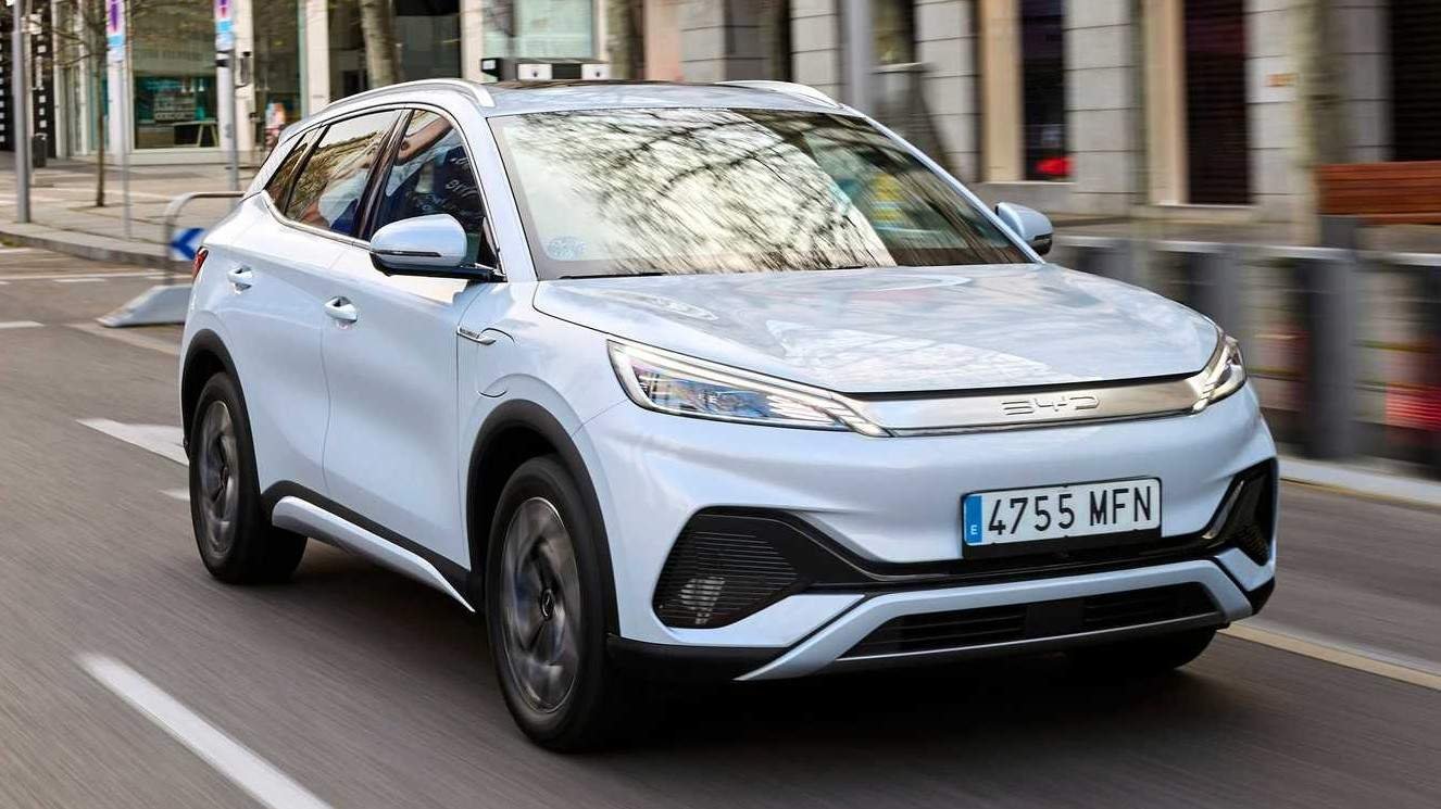 La marca china de coches BYD se empieza a 'comer' a Tesla en número de ventas